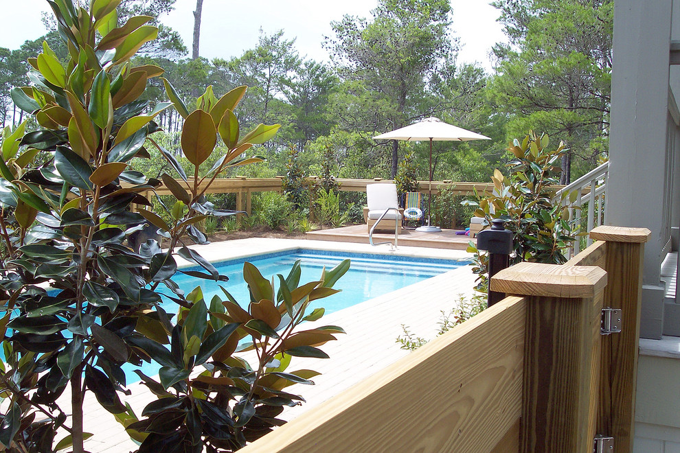 Пример оригинального дизайна: маленький спортивный, прямоугольный бассейн на заднем дворе в морском стиле с мощением тротуарной плиткой и фонтаном для на участке и в саду