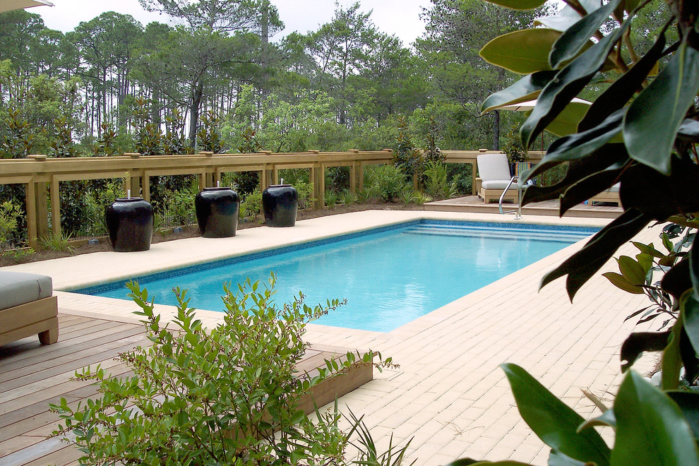 Idee per una piscina monocorsia stile marinaro rettangolare di medie dimensioni e dietro casa con pavimentazioni in cemento e fontane