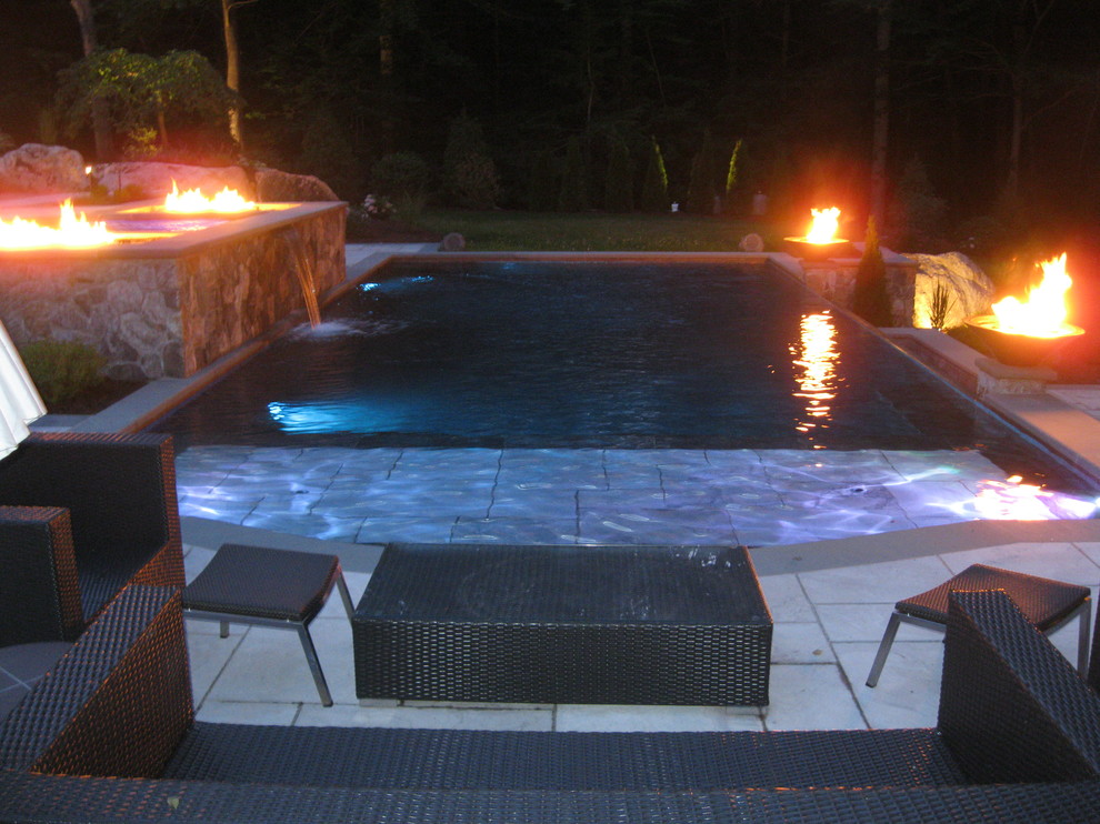 Esempio di una piscina contemporanea rettangolare di medie dimensioni e dietro casa con una vasca idromassaggio e piastrelle