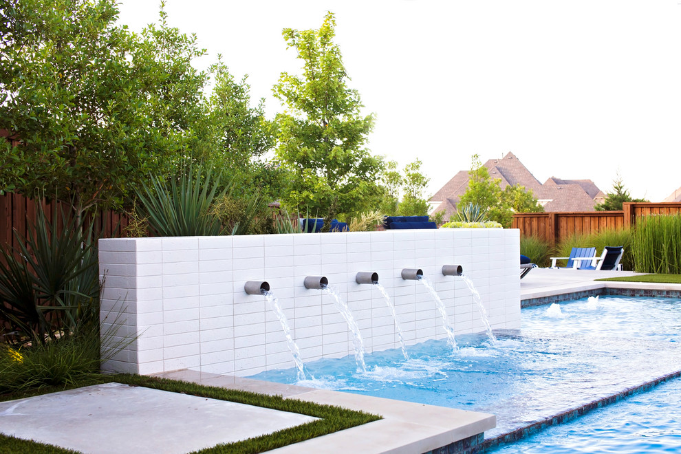 Esempio di una piscina monocorsia boho chic personalizzata dietro casa con fontane e pavimentazioni in cemento