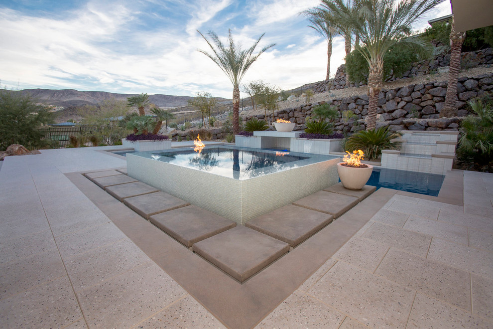 Contemporary swimming pool in Las Vegas.
