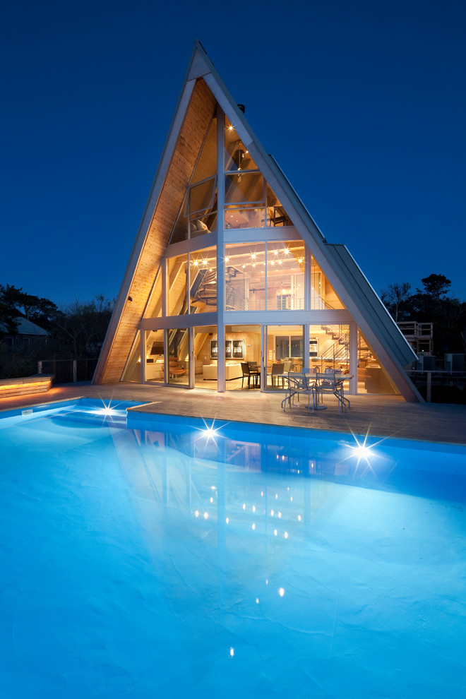 Idee per una grande piscina design personalizzata dietro casa con pedane