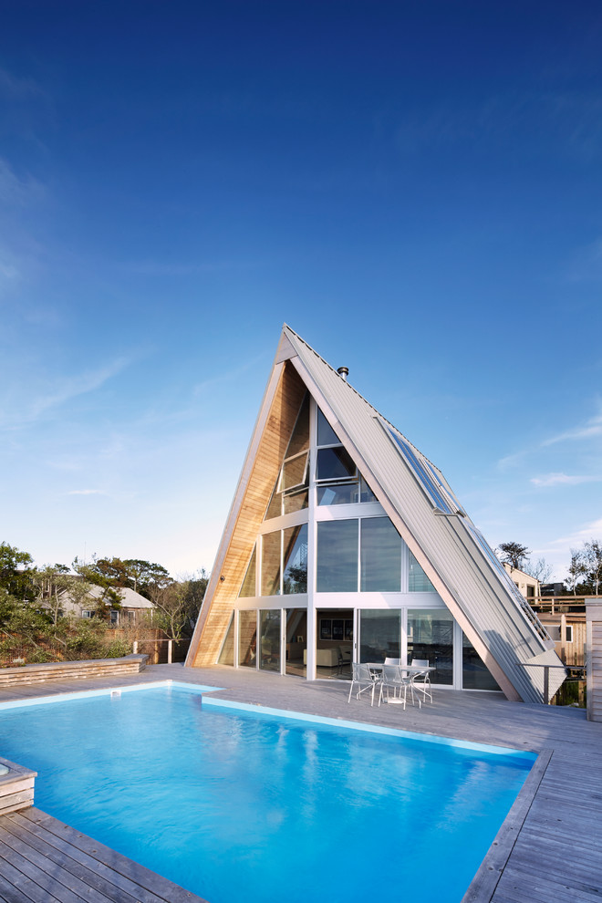 Idee per una grande piscina contemporanea rettangolare dietro casa con pedane