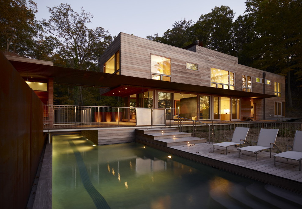 Moderner Pool hinter dem Haus in rechteckiger Form mit Dielen in Chicago