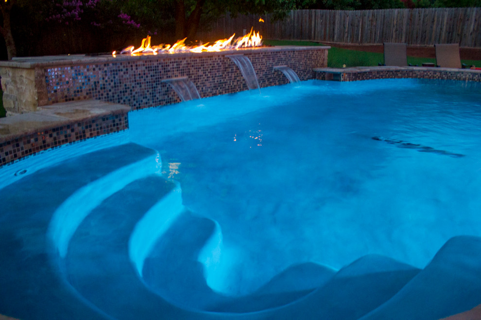Exemple d'une piscine hors-sol et arrière craftsman de taille moyenne et sur mesure avec un point d'eau et une dalle de béton.