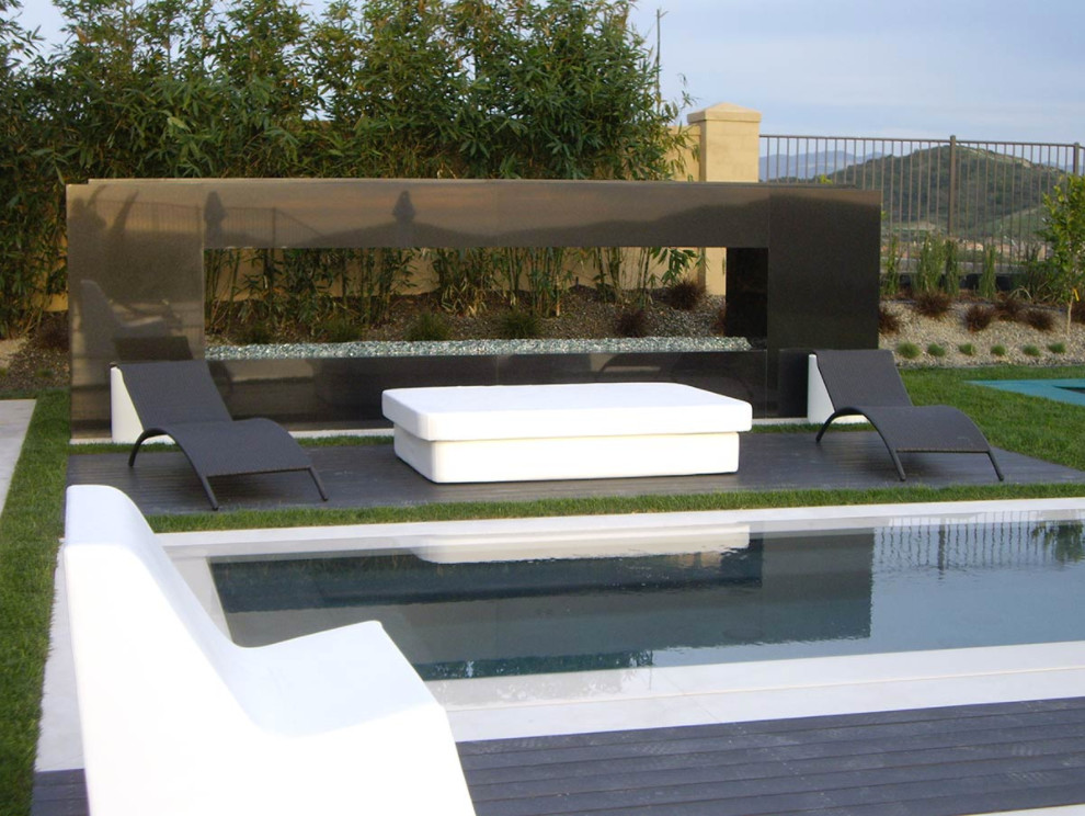 Diseño de piscinas y jacuzzis naturales contemporáneos de tamaño medio rectangulares en patio trasero con losas de hormigón