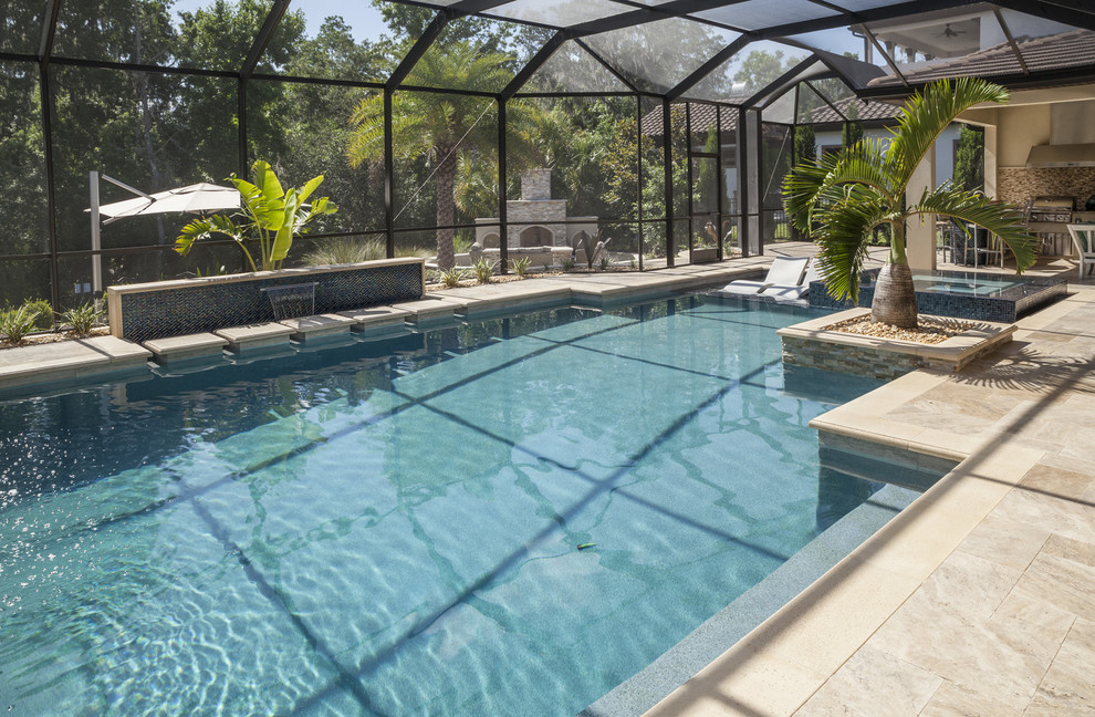 Foto di una grande piscina coperta monocorsia design a "L" con una vasca idromassaggio e piastrelle