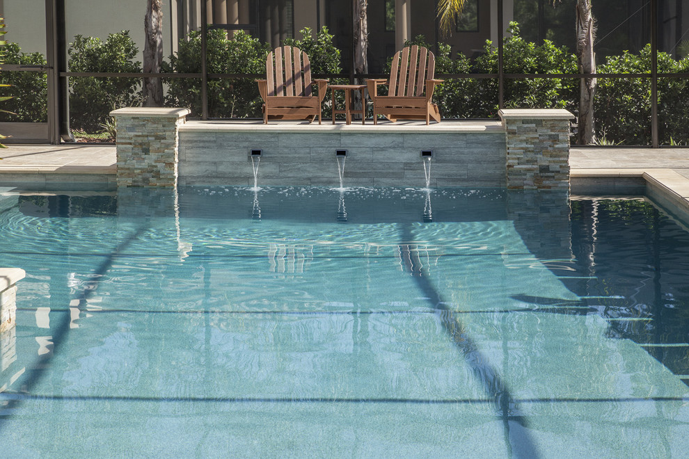 Großer, Gefliester Moderner Pool in L-Form in Tampa