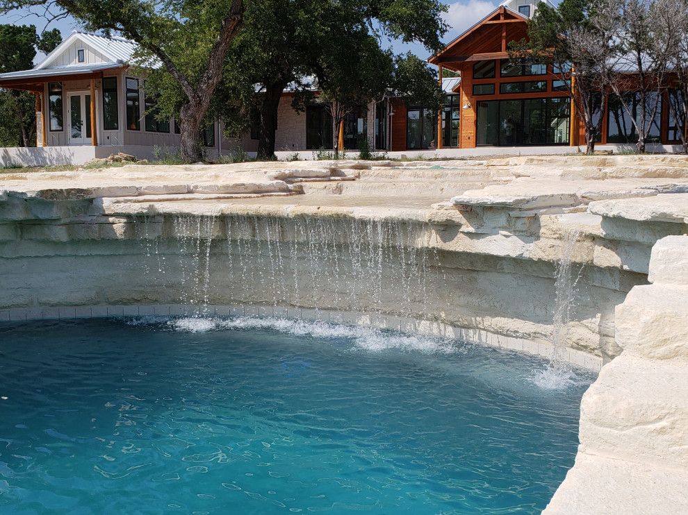 Свежая идея для дизайна: огромный естественный бассейн произвольной формы в стиле фьюжн с джакузи и покрытием из каменной брусчатки - отличное фото интерьера