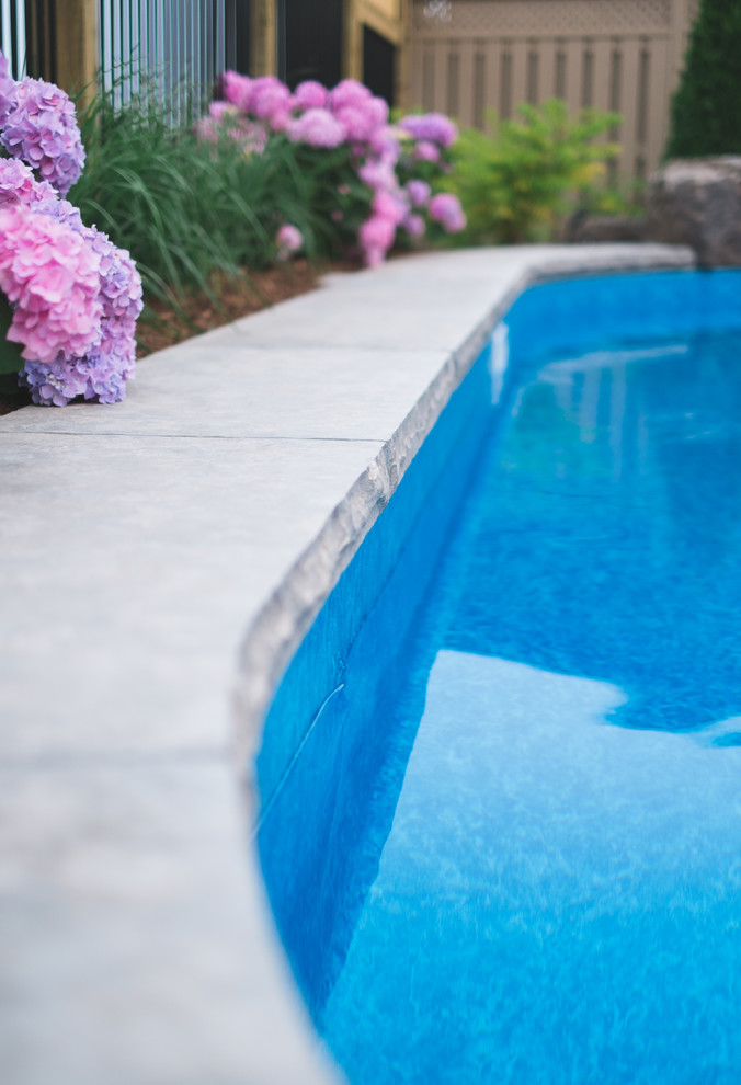 Mittelgroßer Moderner Pool hinter dem Haus in Nierenform mit Natursteinplatten in Toronto