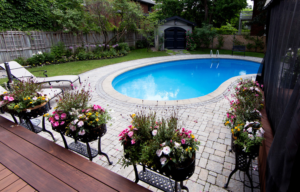 Inspiration for a large modern backyard concrete paver and kidney-shaped natural pool house remodel in Montreal