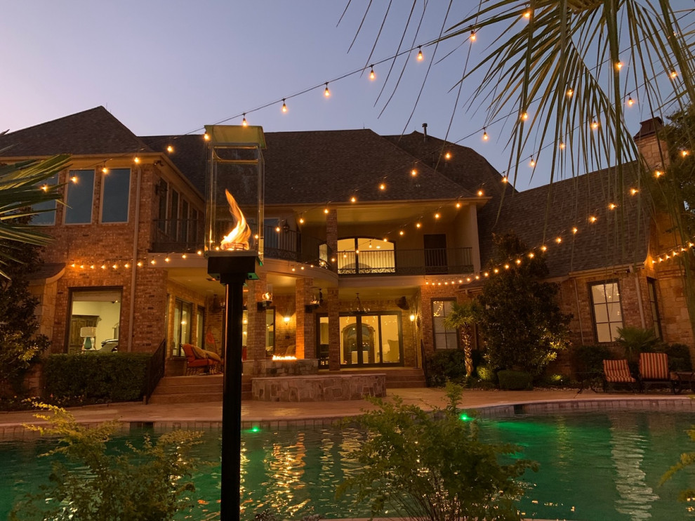 Foto de casa de la piscina y piscina exótica grande en patio trasero