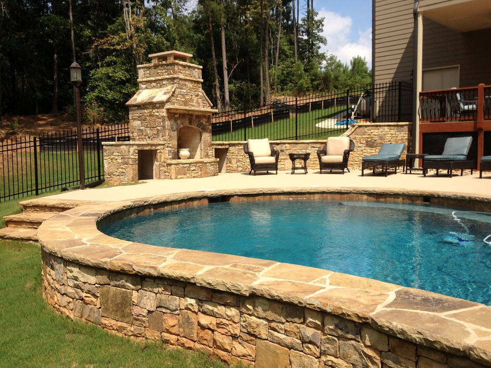 Idee per una piscina naturale tradizionale personalizzata di medie dimensioni e dietro casa con pavimentazioni in pietra naturale
