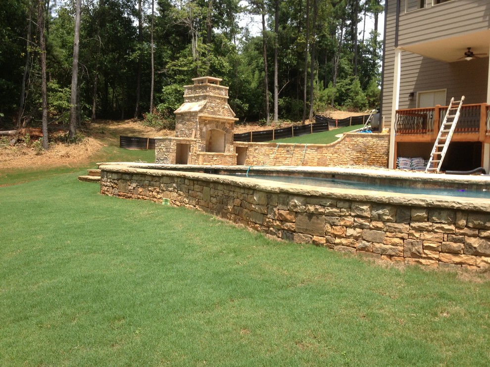 Modelo de piscina natural clásica de tamaño medio a medida en patio trasero con adoquines de piedra natural