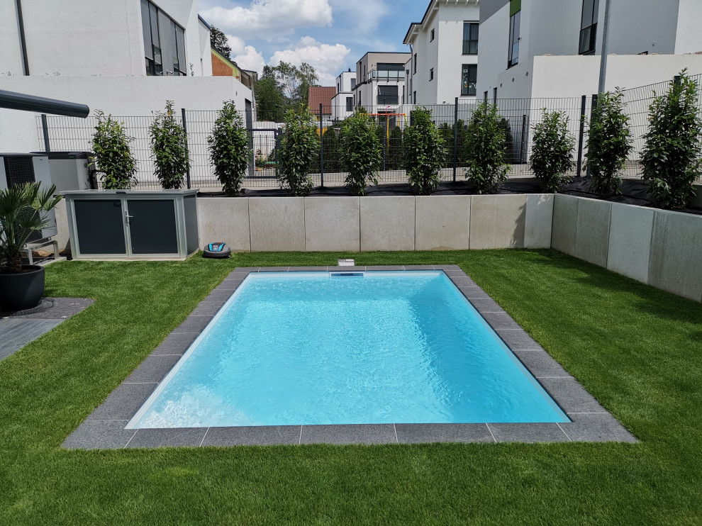 Foto di una piccola piscina contemporanea rettangolare nel cortile laterale con pavimentazioni in pietra naturale