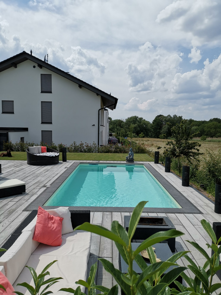 Imagen de piscina mediterránea de tamaño medio rectangular en patio lateral con adoquines de piedra natural