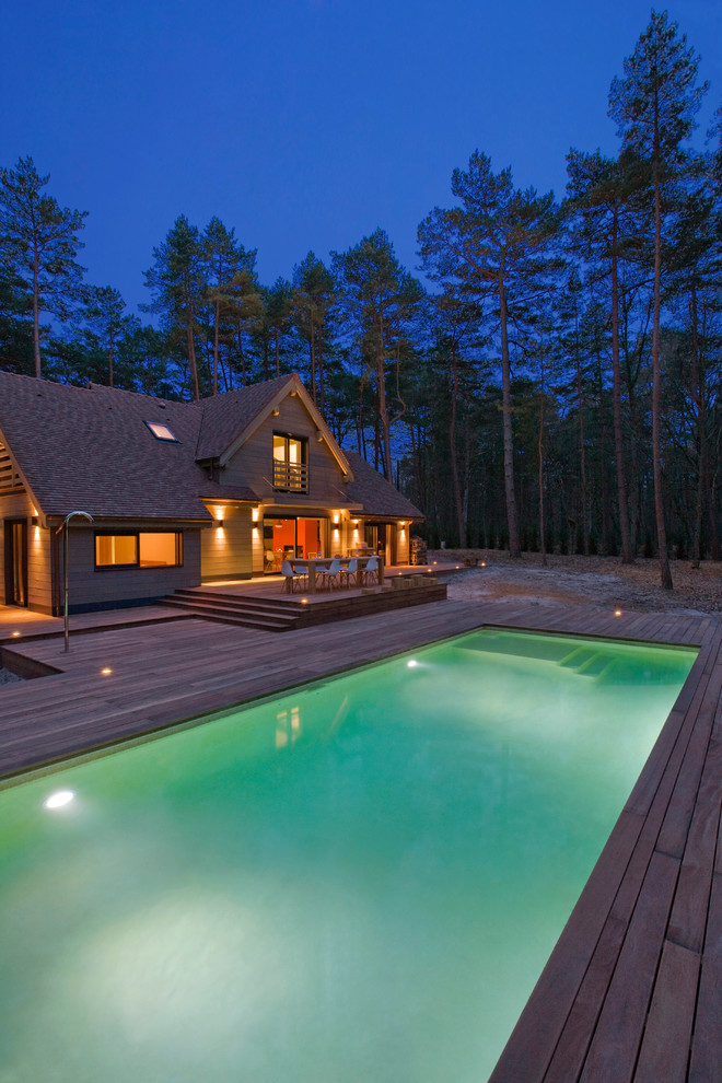 Immagine di una grande piscina contemporanea rettangolare dietro casa con pedane