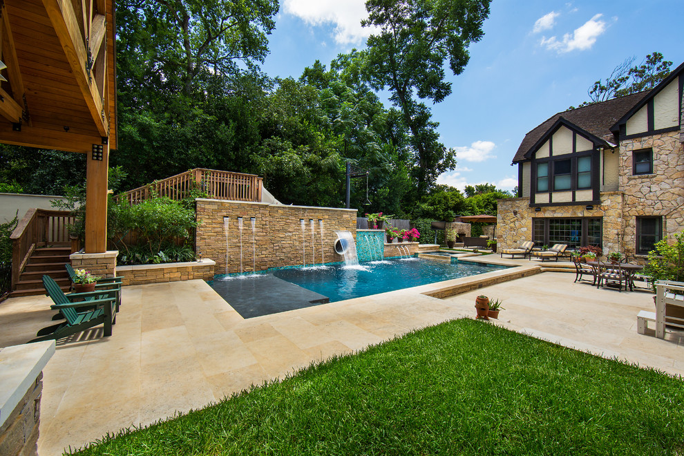 Idee per una grande piscina monocorsia country rettangolare nel cortile laterale con un acquascivolo e pavimentazioni in pietra naturale