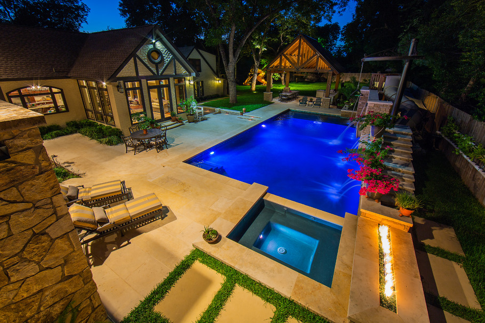 Diseño de piscina con tobogán alargada campestre grande rectangular en patio lateral con adoquines de piedra natural