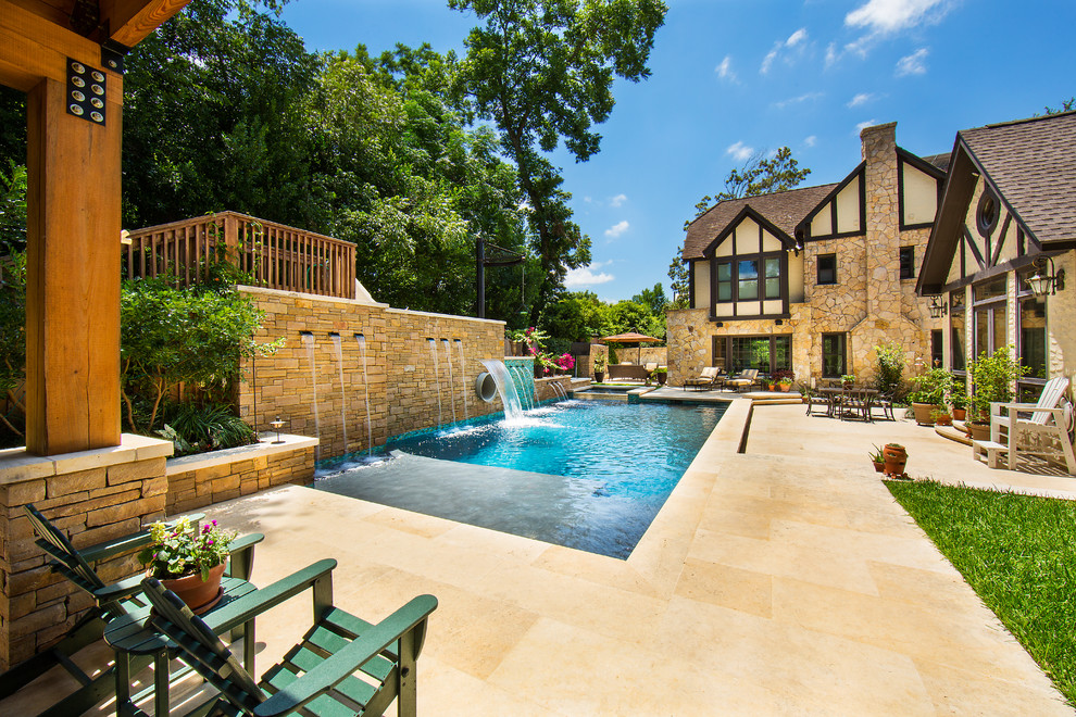 Ispirazione per una grande piscina monocorsia country rettangolare nel cortile laterale con un acquascivolo e pavimentazioni in pietra naturale