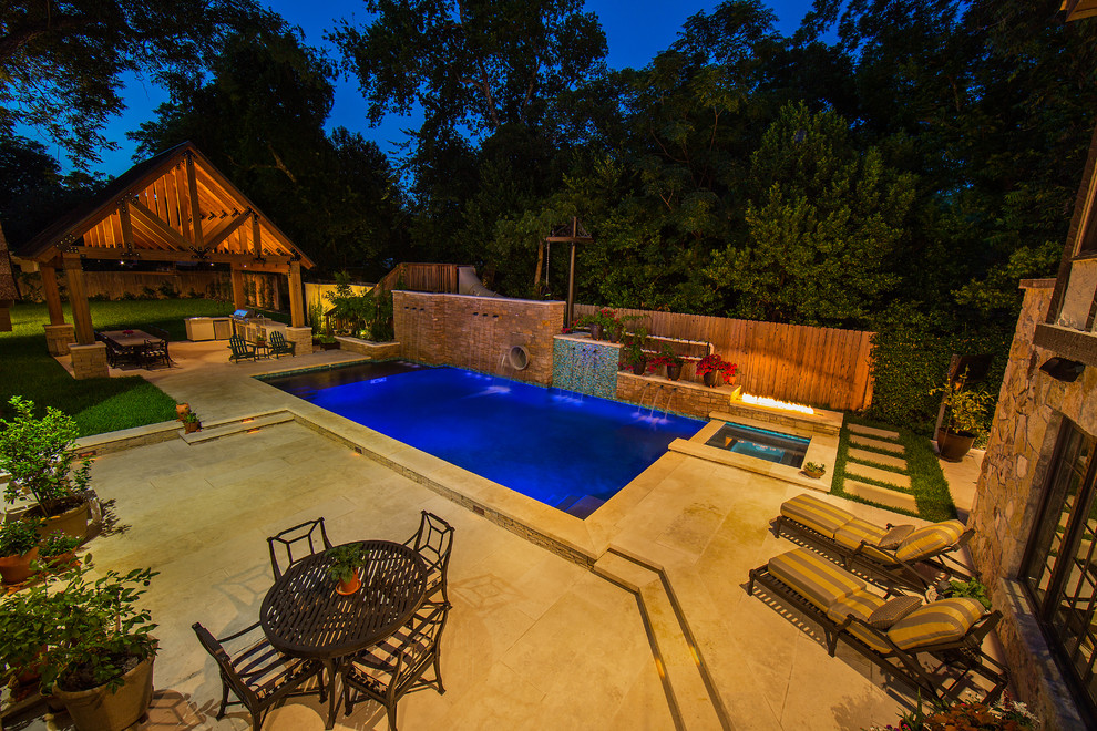 Diseño de piscina con tobogán alargada de estilo de casa de campo grande rectangular en patio lateral con adoquines de piedra natural