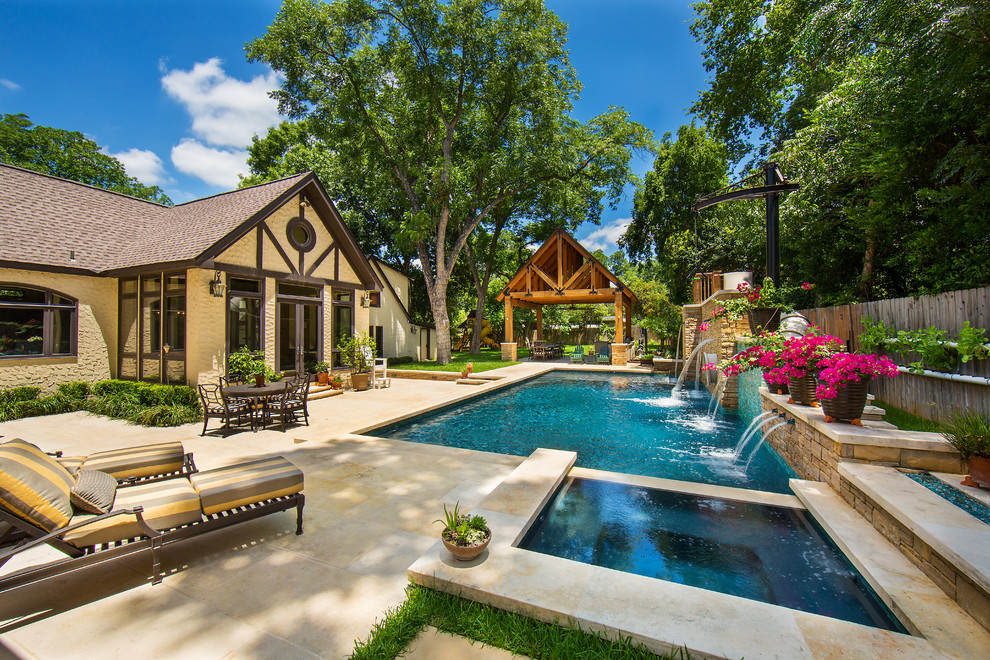 Diseño de piscina con tobogán alargada de estilo de casa de campo grande rectangular en patio lateral con adoquines de piedra natural