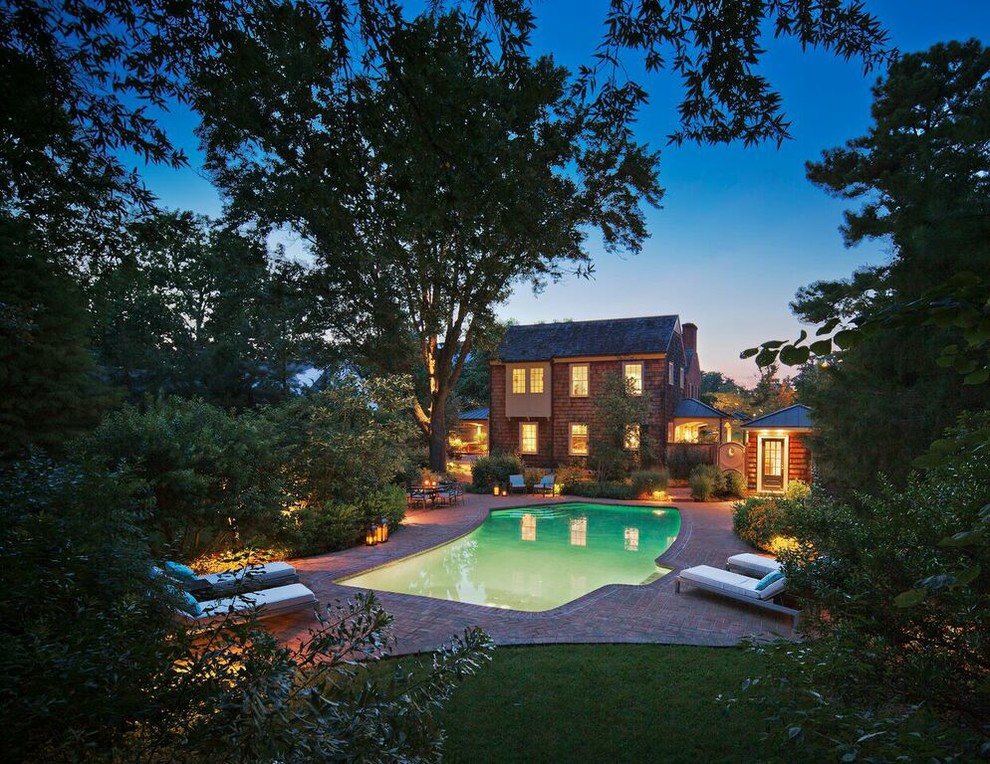Стильный дизайн: большой бассейн произвольной формы на заднем дворе в классическом стиле с мощением клинкерной брусчаткой - последний тренд