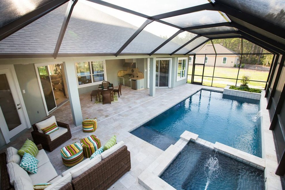 Imagen de piscina con fuente clásica renovada rectangular en patio trasero con adoquines de hormigón