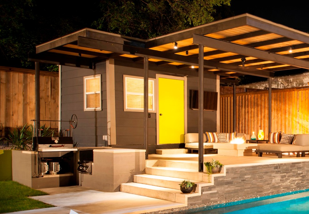 Imagen de piscinas y jacuzzis alargados contemporáneos de tamaño medio rectangulares en patio trasero con losas de hormigón