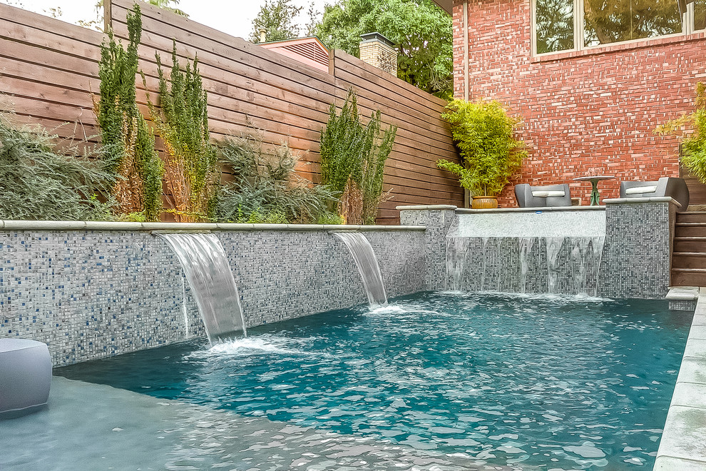 Пример оригинального дизайна: прямоугольный бассейн-инфинити среднего размера на внутреннем дворе в стиле модернизм с фонтаном и покрытием из бетонных плит