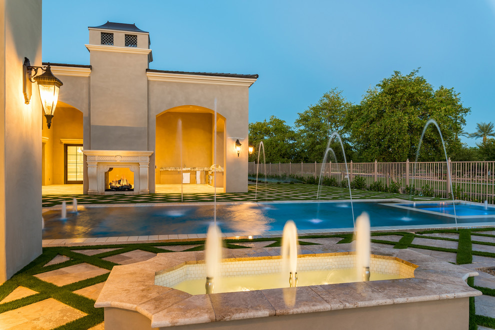 Modelo de piscina con fuente infinita, mediterránea, extra grande, a medida, en patio trasero, con adoquines de hormigón
