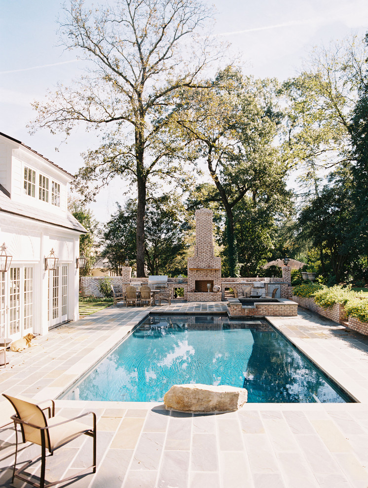 Diseño de piscinas y jacuzzis alargados contemporáneos de tamaño medio rectangulares en patio trasero con suelo de baldosas