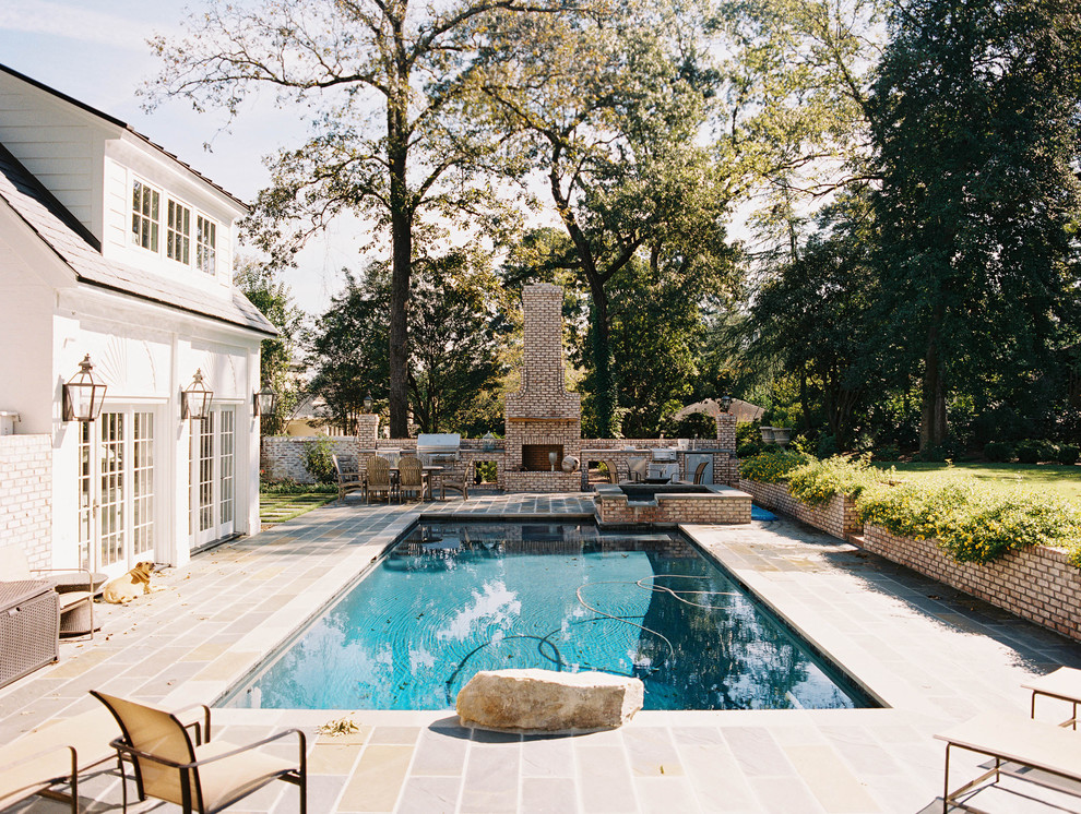 Immagine di una piscina monocorsia design rettangolare di medie dimensioni e dietro casa con una vasca idromassaggio e piastrelle