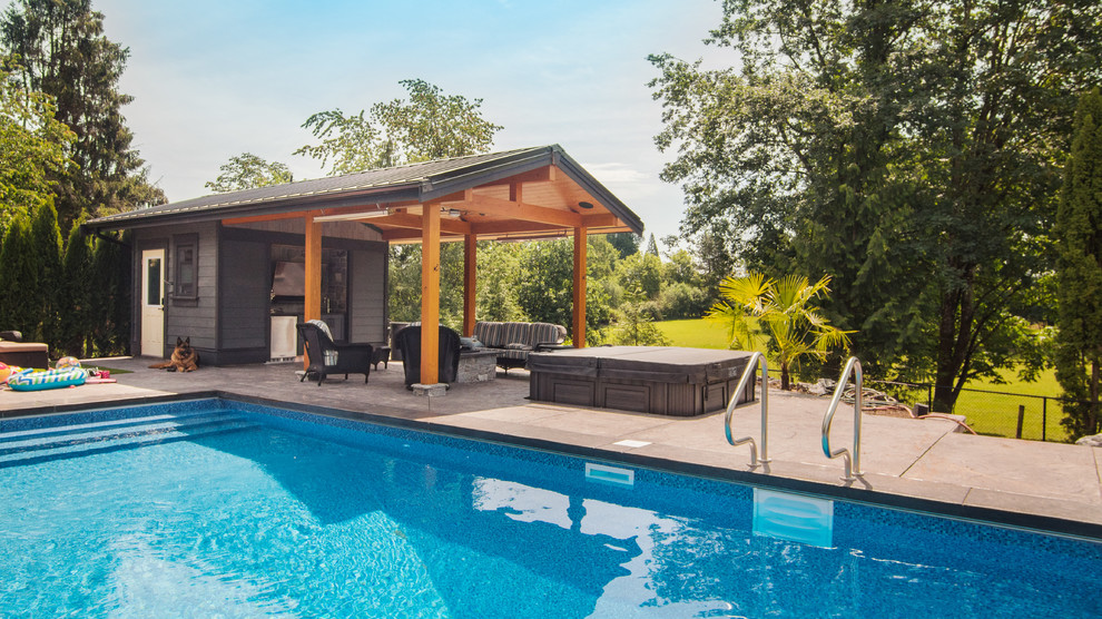 Diseño de casa de la piscina y piscina alargada retro de tamaño medio rectangular en patio trasero con suelo de baldosas