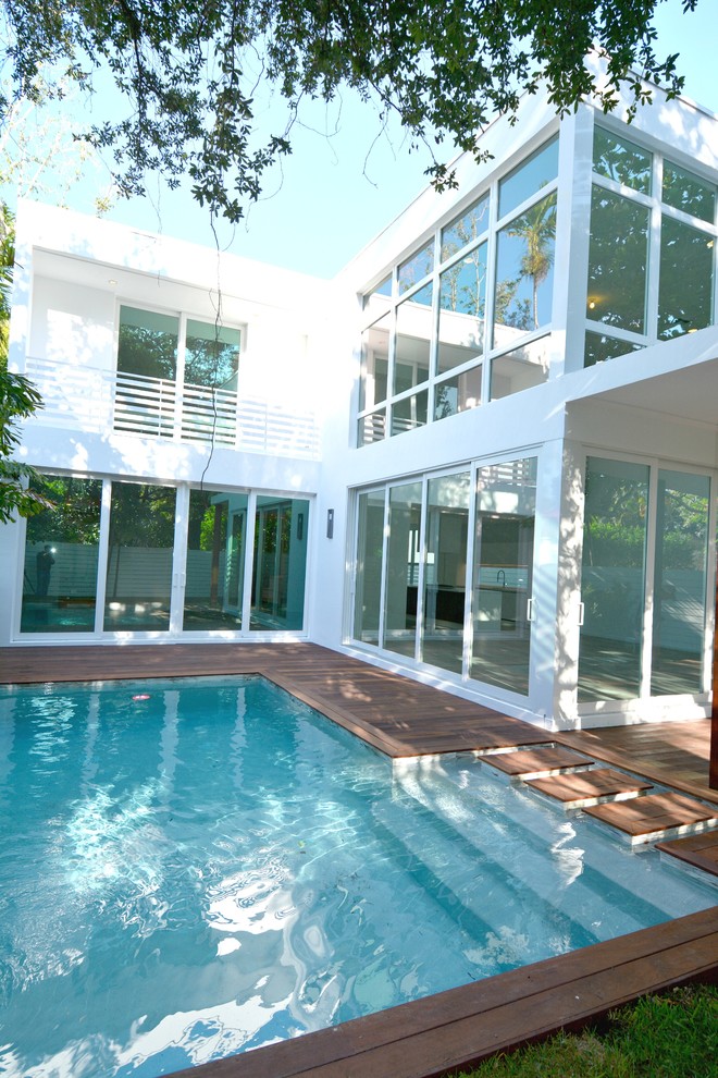 Immagine di una grande piscina moderna personalizzata dietro casa