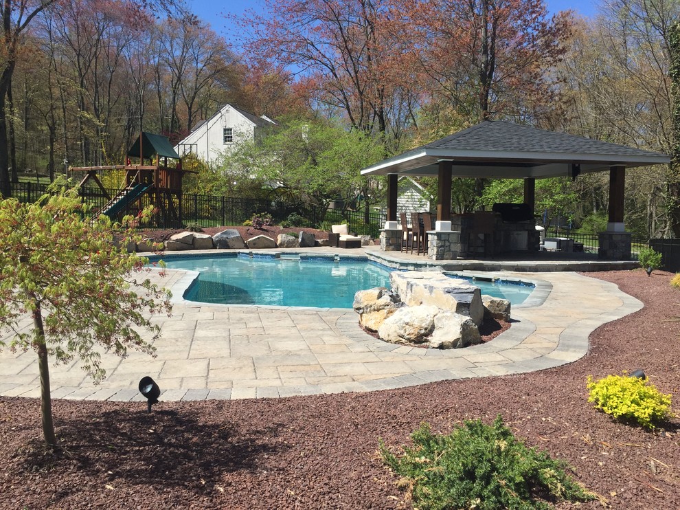 Modelo de casa de la piscina y piscina rústica grande a medida y interior con adoquines de ladrillo