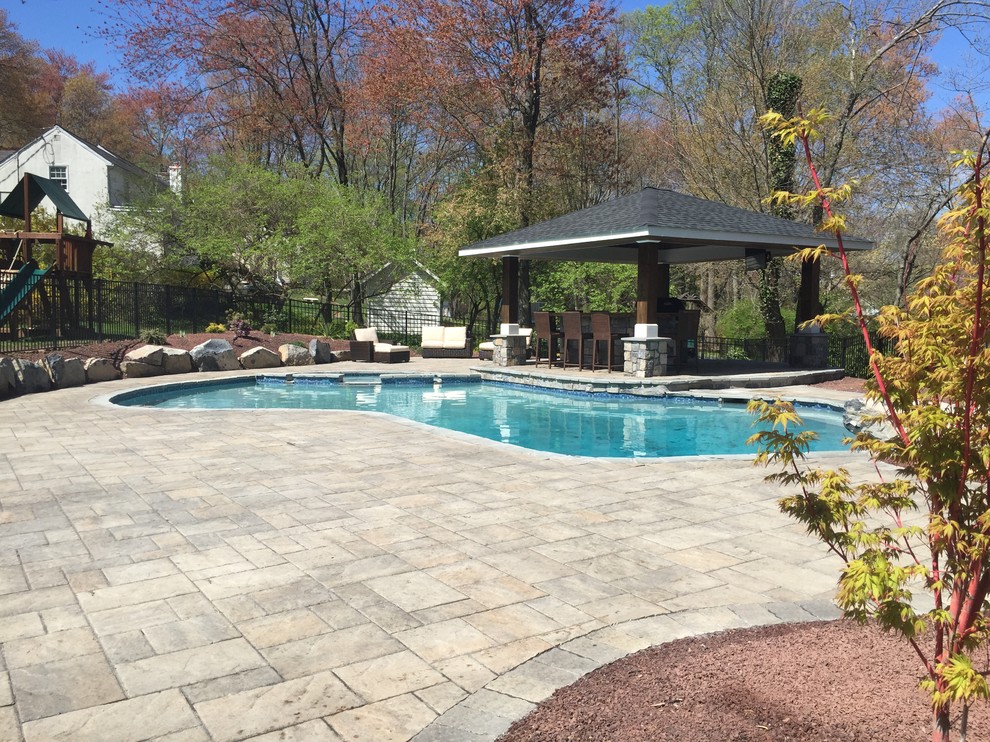 Esempio di una grande piscina coperta rustica personalizzata con una dépendance a bordo piscina e pavimentazioni in mattoni