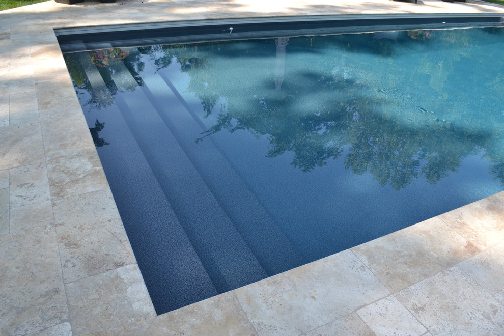 Свежая идея для дизайна: естественный, прямоугольный бассейн среднего размера на заднем дворе в стиле неоклассика (современная классика) с покрытием из плитки - отличное фото интерьера