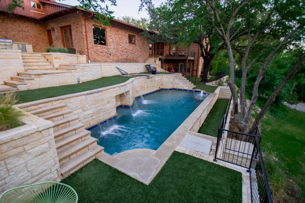Foto di una piscina minimalista personalizzata di medie dimensioni e dietro casa con pavimentazioni in pietra naturale