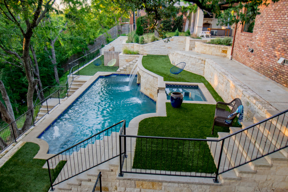 Modelo de piscina minimalista de tamaño medio a medida en patio trasero con adoquines de piedra natural