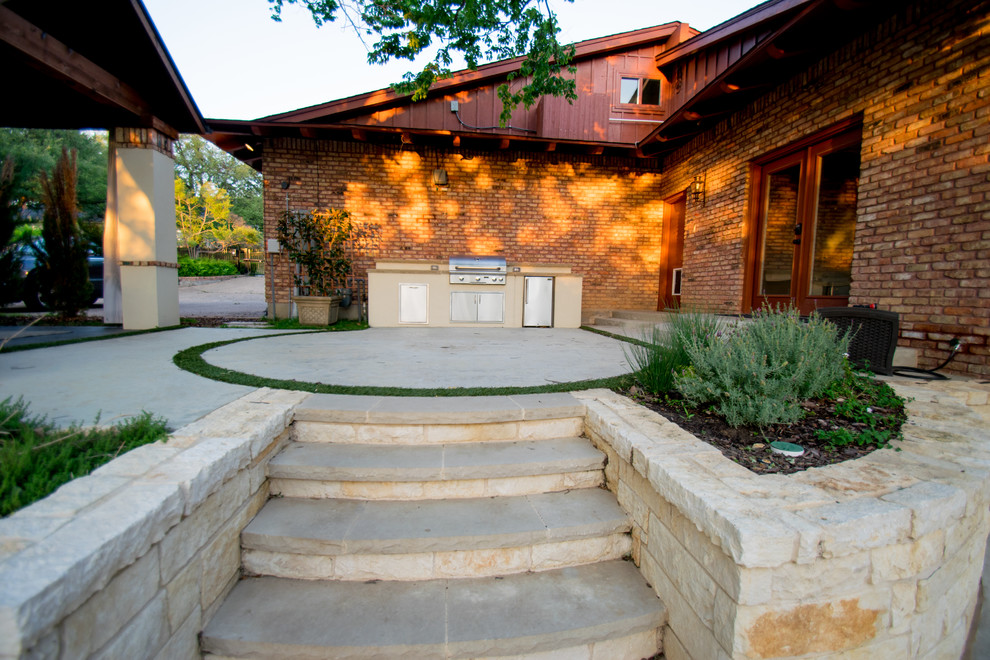 Diseño de piscina minimalista de tamaño medio a medida en patio trasero con adoquines de piedra natural