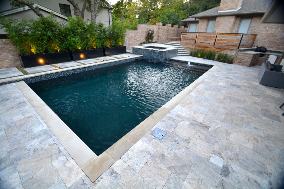 Idee per una piscina classica rettangolare dietro casa con fontane e pavimentazioni in pietra naturale