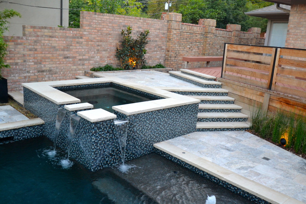 Стильный дизайн: прямоугольный бассейн на заднем дворе в стиле неоклассика (современная классика) с фонтаном и покрытием из каменной брусчатки - последний тренд