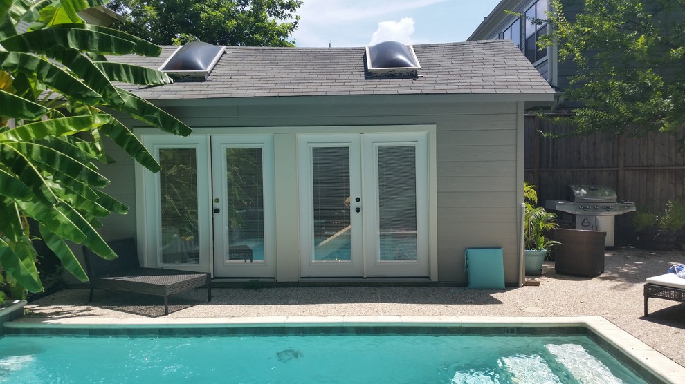 Foto di una piccola piscina stile americano rettangolare dietro casa con una dépendance a bordo piscina