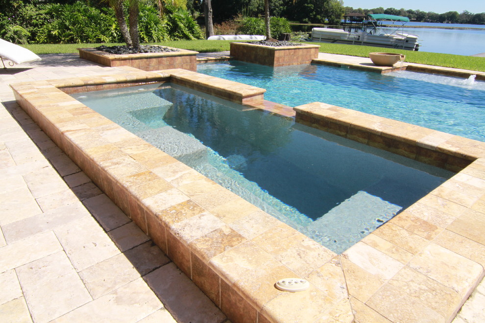 Идея дизайна: прямоугольный, спортивный бассейн среднего размера на заднем дворе в средиземноморском стиле с покрытием из каменной брусчатки и фонтаном