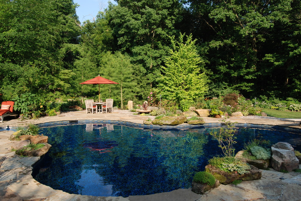 Cette image montre une piscine traditionnelle sur mesure.