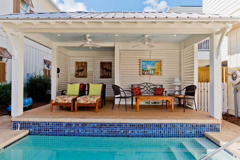 Diseño de casa de la piscina y piscina natural marinera de tamaño medio rectangular en patio con suelo de baldosas