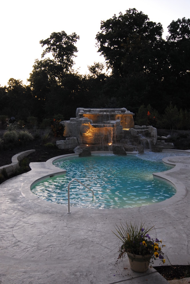 Inspiration for a contemporary pool remodel in Cedar Rapids