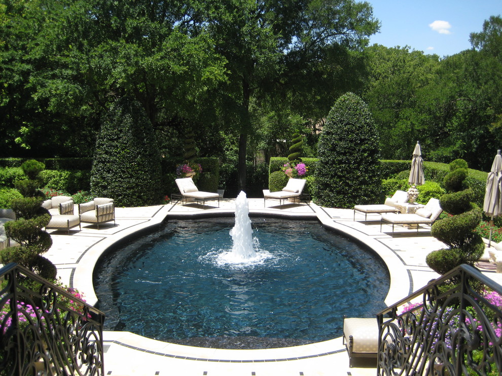 На фото: бассейн произвольной формы в классическом стиле с фонтаном