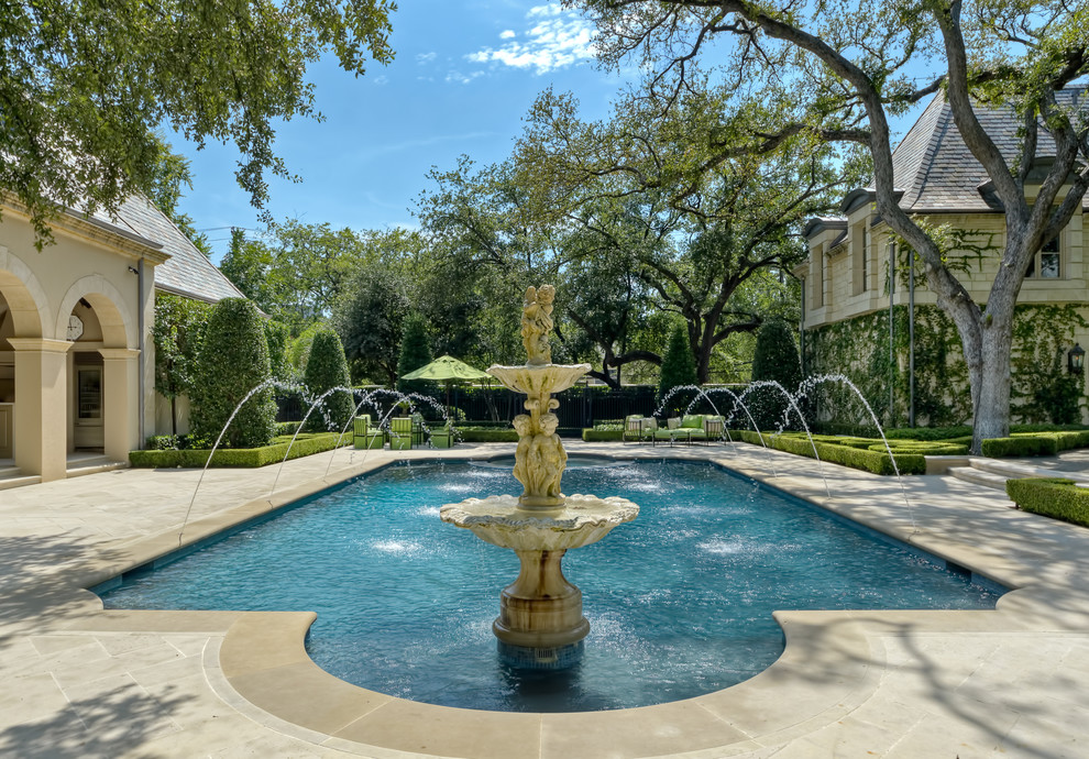 На фото: прямоугольный бассейн на внутреннем дворе в классическом стиле с фонтаном